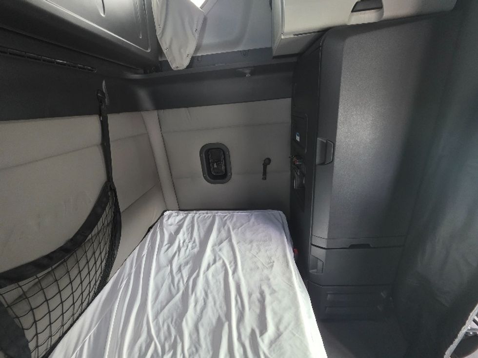 Sleeper Tractor-Heavy Duty Tractors-Freightliner-2021-T12664ST-Chester-VA-401,181\n\t\tmiles-$ 75,500 - Image 18