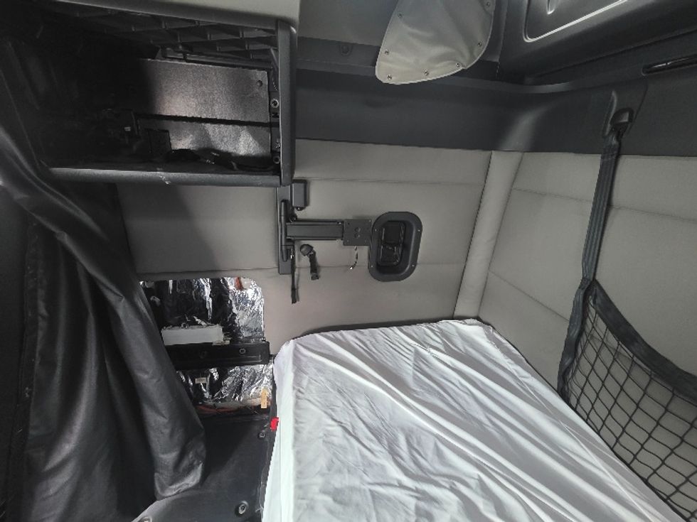 Sleeper Tractor-Heavy Duty Tractors-Freightliner-2021-T12664ST-Chester-VA-401,181\n\t\tmiles-$ 75,500 - Image 19