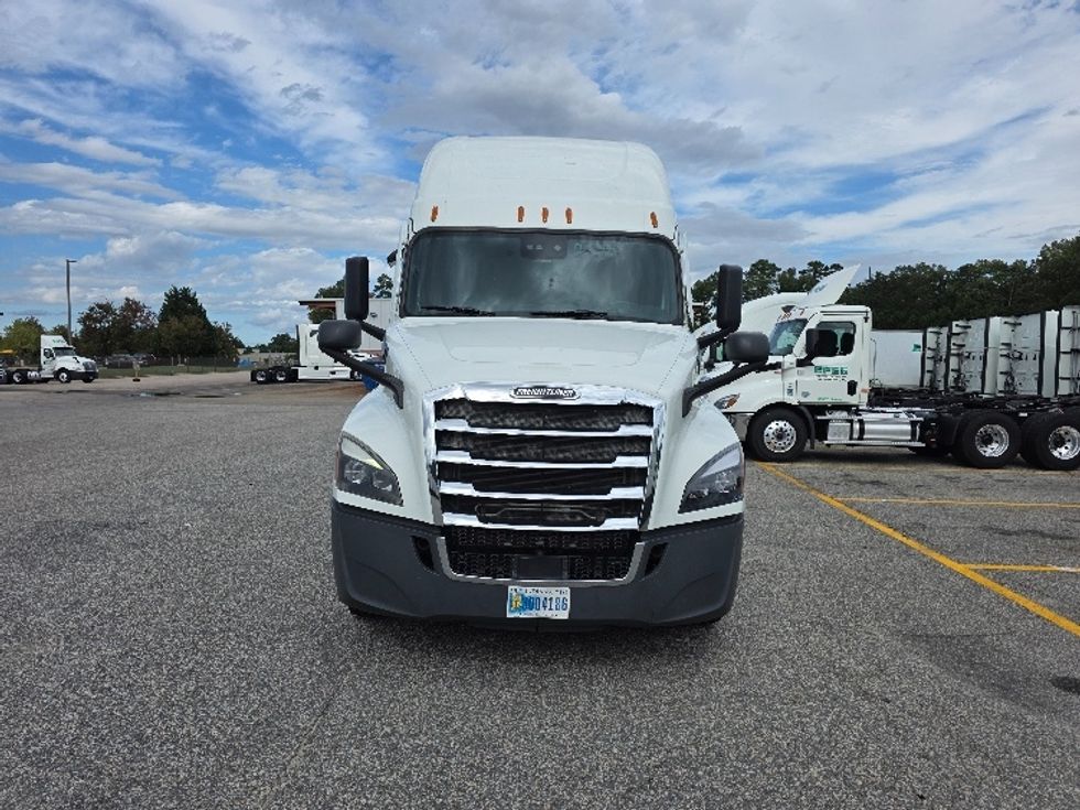 Sleeper Tractor-Heavy Duty Tractors-Freightliner-2021-T12664ST-Chester-VA-401,181\n\t\tmiles-$ 75,500 - Image 2