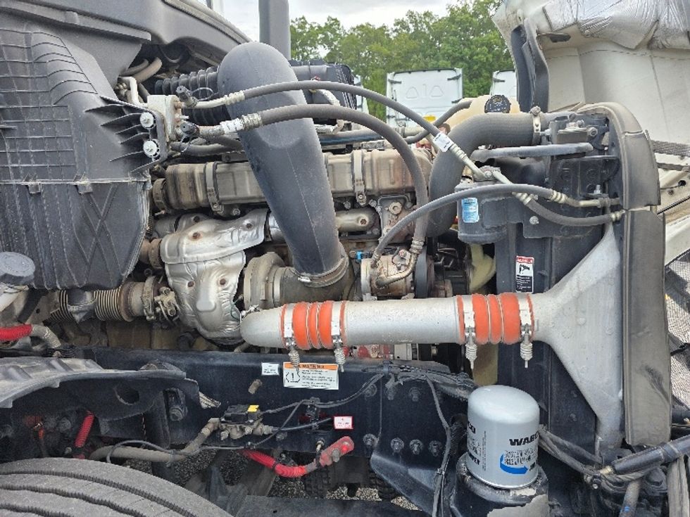 Sleeper Tractor-Heavy Duty Tractors-Freightliner-2021-T12664ST-Chester-VA-401,181\n\t\tmiles-$ 75,500 - Image 20