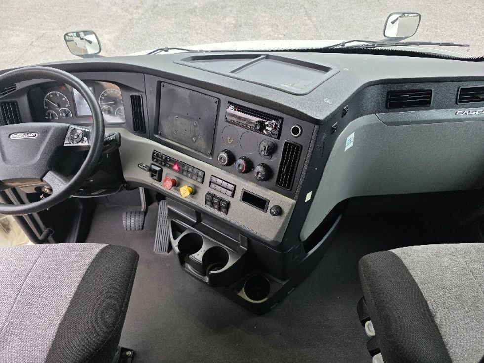 Sleeper Tractor-Heavy Duty Tractors-Freightliner-2021-T12664ST-Chester-VA-403,436\n\t\tmiles-$ 75,250 - Image 12