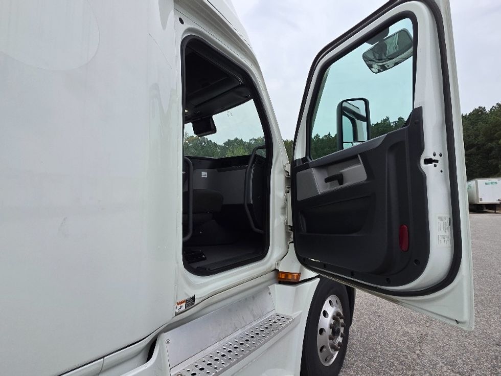 Sleeper Tractor-Heavy Duty Tractors-Freightliner-2021-T12664ST-Chester-VA-403,436\n\t\tmiles-$ 75,250 - Image 13