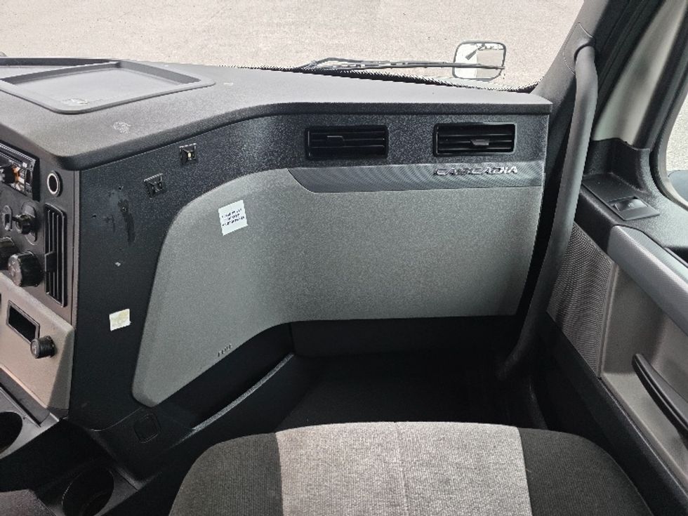 Sleeper Tractor-Heavy Duty Tractors-Freightliner-2021-T12664ST-Chester-VA-403,436\n\t\tmiles-$ 75,250 - Image 14