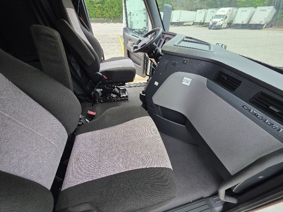 Sleeper Tractor-Heavy Duty Tractors-Freightliner-2021-T12664ST-Chester-VA-403,436\n\t\tmiles-$ 75,250 - Image 15