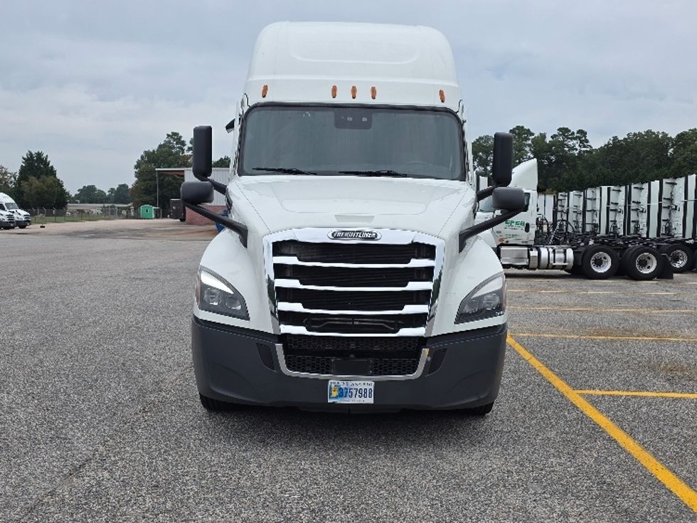 2021 Freightliner Cascadia 126" Sleeper Cab photo 2