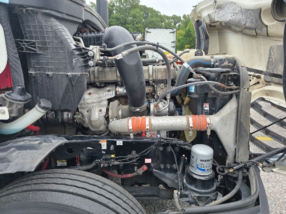 Sleeper Tractor-Heavy Duty Tractors-Freightliner-2021-T12664ST-Chester-VA-403,436\n\t\tmiles-$ 75,250 - Image 20