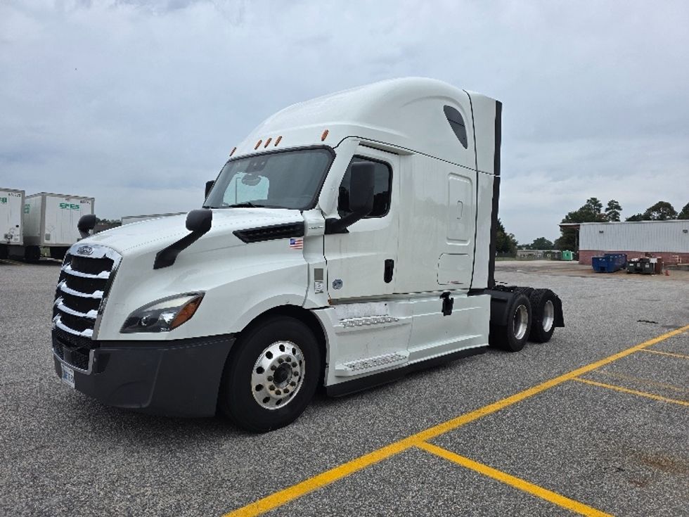 2021 Freightliner Cascadia 126" Sleeper Cab photo 3