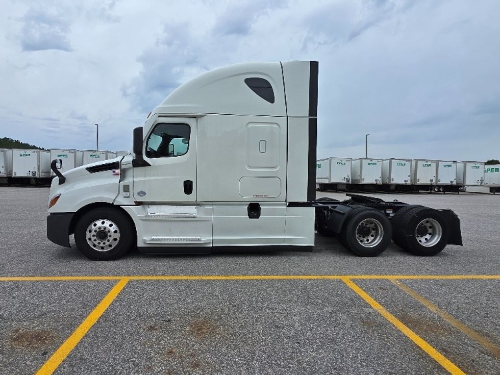 2021 Freightliner Cascadia 126" Sleeper Cab photo 4