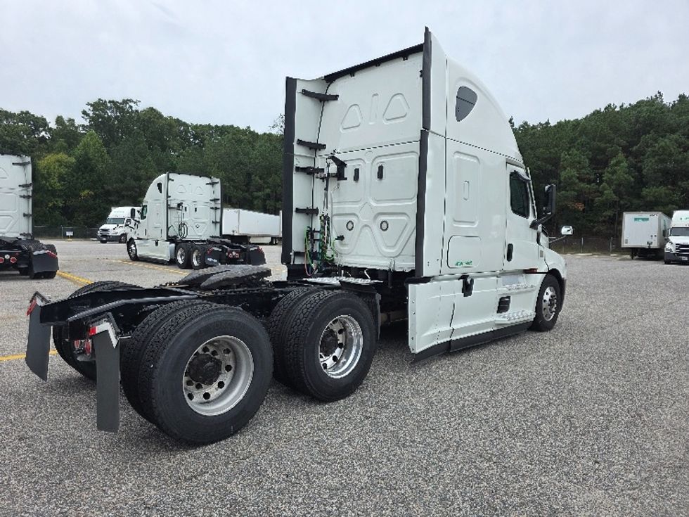 Sleeper Tractor-Heavy Duty Tractors-Freightliner-2021-T12664ST-Chester-VA-403,436\n\t\tmiles-$ 75,250 - Image 7