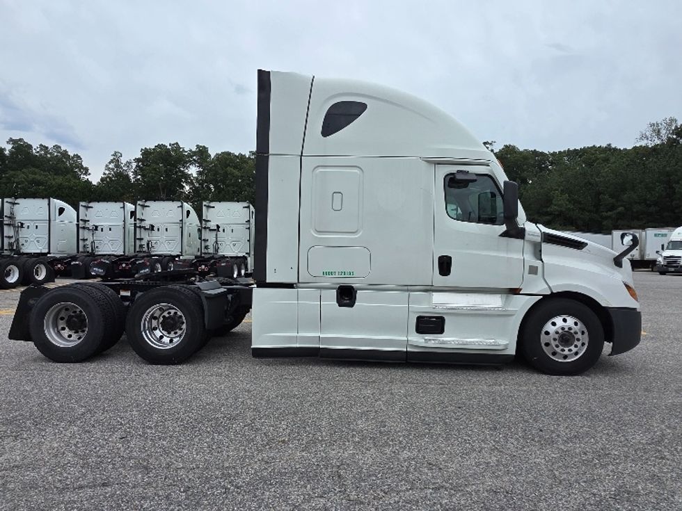 Sleeper Tractor-Heavy Duty Tractors-Freightliner-2021-T12664ST-Chester-VA-403,436\n\t\tmiles-$ 75,250 - Image 8