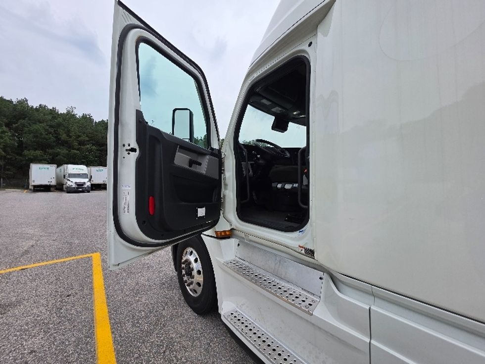 Sleeper Tractor-Heavy Duty Tractors-Freightliner-2021-T12664ST-Chester-VA-403,436\n\t\tmiles-$ 75,250 - Image 9