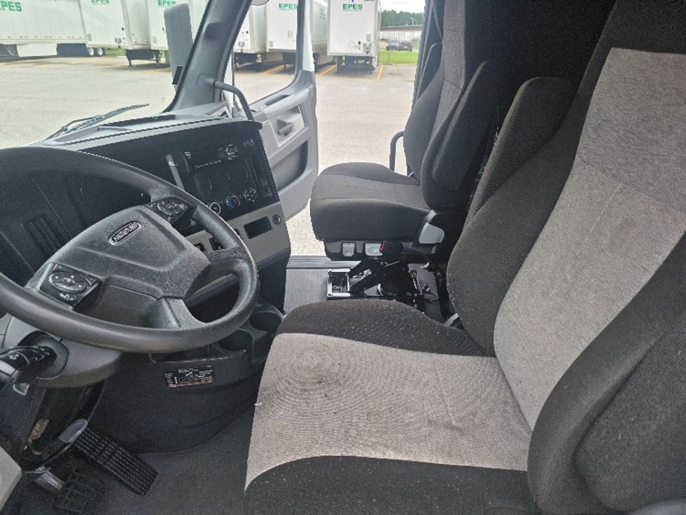 Sleeper Tractor-Heavy Duty Tractors-Freightliner-2021-T12664ST-Chester-VA-405,261\n\t\tmiles-$ 75,250 - Image 10