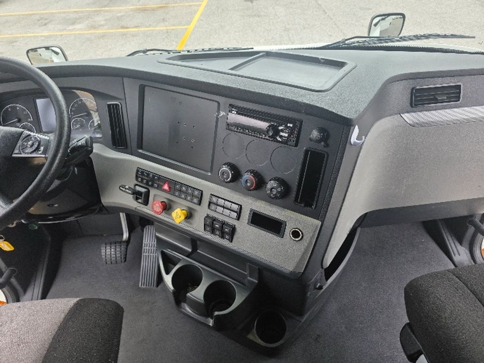 Sleeper Tractor-Heavy Duty Tractors-Freightliner-2021-T12664ST-Chester-VA-405,261\n\t\tmiles-$ 75,250 - Image 12