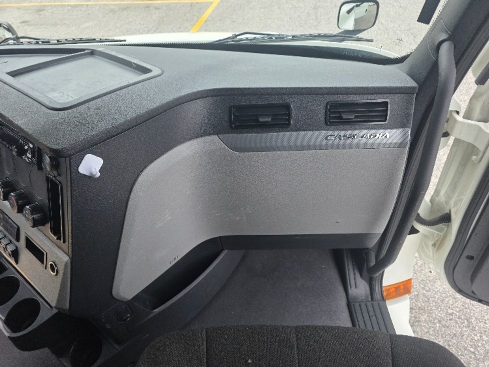 Sleeper Tractor-Heavy Duty Tractors-Freightliner-2021-T12664ST-Chester-VA-405,261\n\t\tmiles-$ 75,250 - Image 14