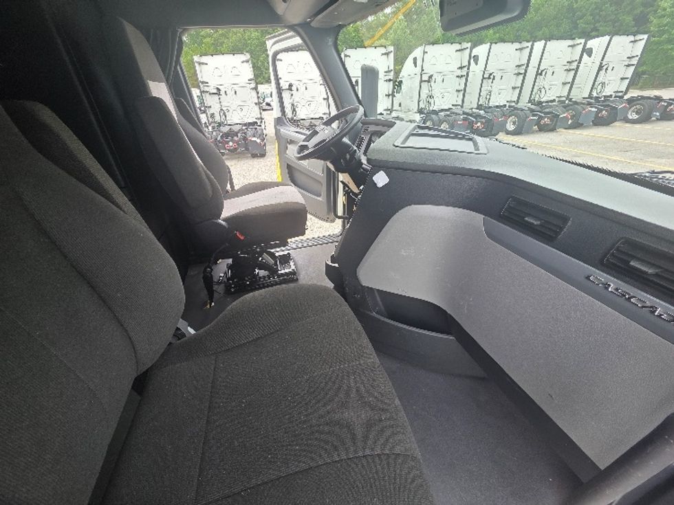 Sleeper Tractor-Heavy Duty Tractors-Freightliner-2021-T12664ST-Chester-VA-405,261\n\t\tmiles-$ 75,250 - Image 15