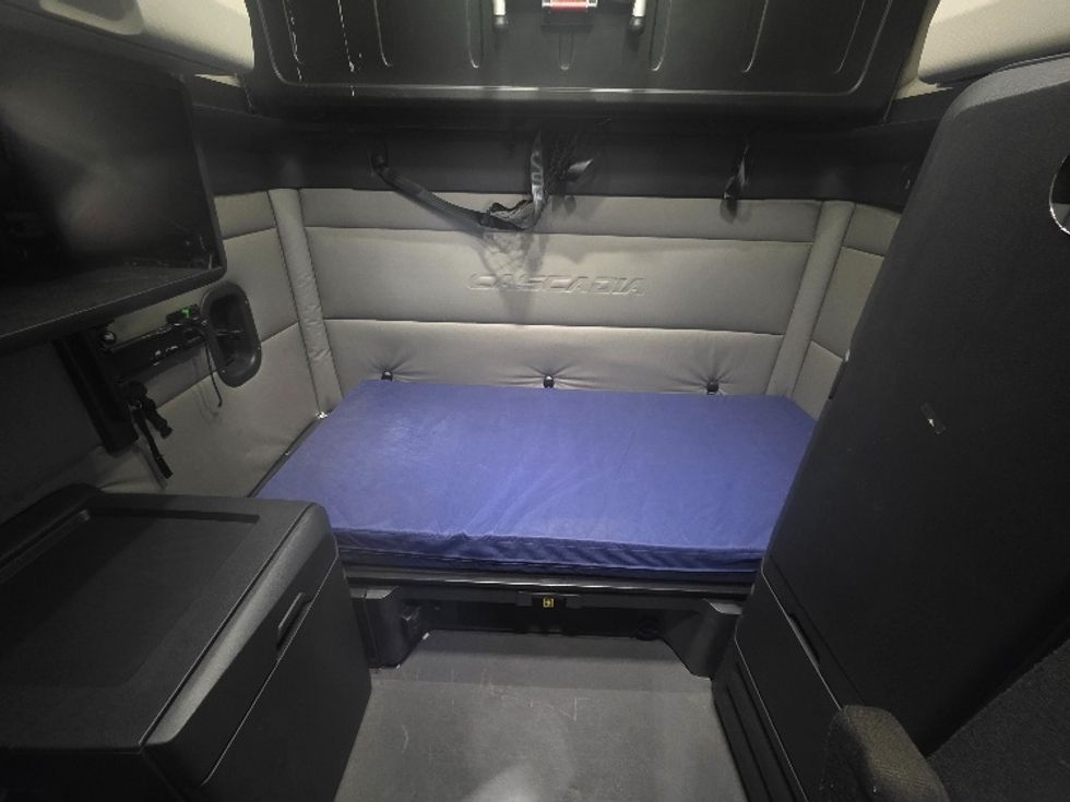 Sleeper Tractor-Heavy Duty Tractors-Freightliner-2021-T12664ST-Chester-VA-405,261\n\t\tmiles-$ 75,250 - Image 16