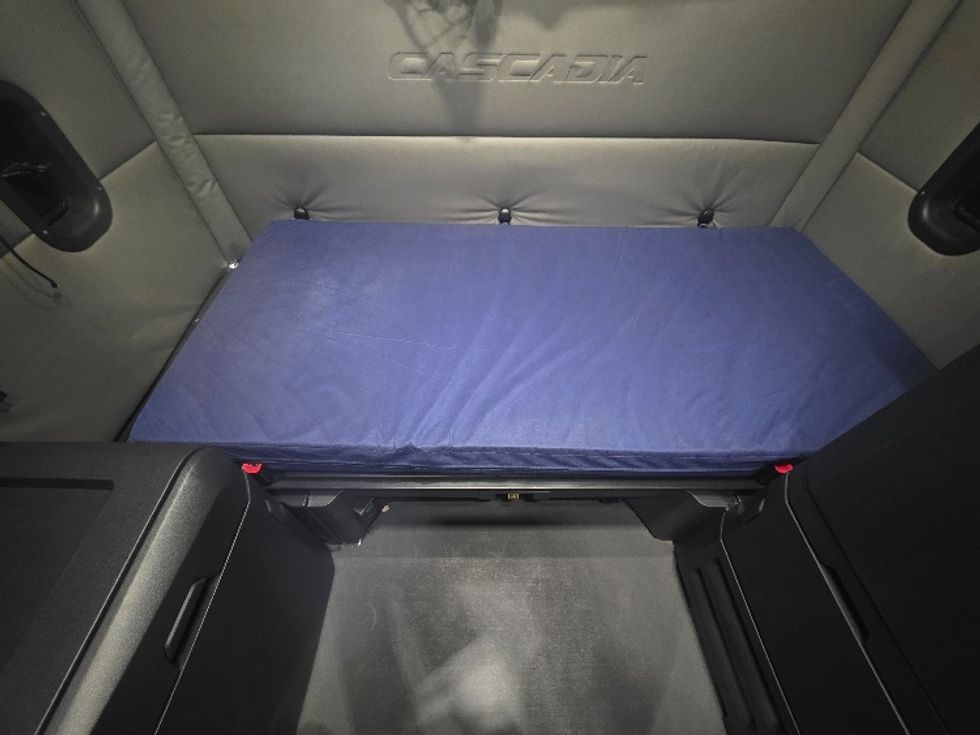 Sleeper Tractor-Heavy Duty Tractors-Freightliner-2021-T12664ST-Chester-VA-405,261\n\t\tmiles-$ 75,250 - Image 17