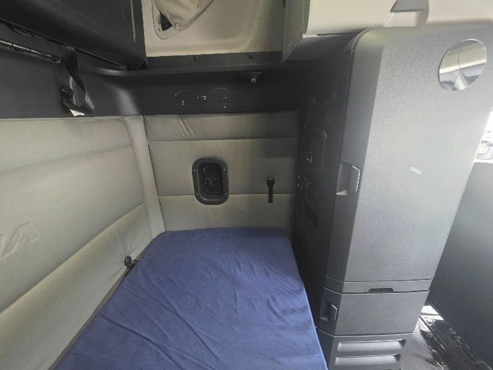 Sleeper Tractor-Heavy Duty Tractors-Freightliner-2021-T12664ST-Chester-VA-405,261\n\t\tmiles-$ 75,250 - Image 18