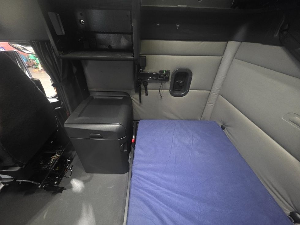 Sleeper Tractor-Heavy Duty Tractors-Freightliner-2021-T12664ST-Chester-VA-405,261\n\t\tmiles-$ 75,250 - Image 19