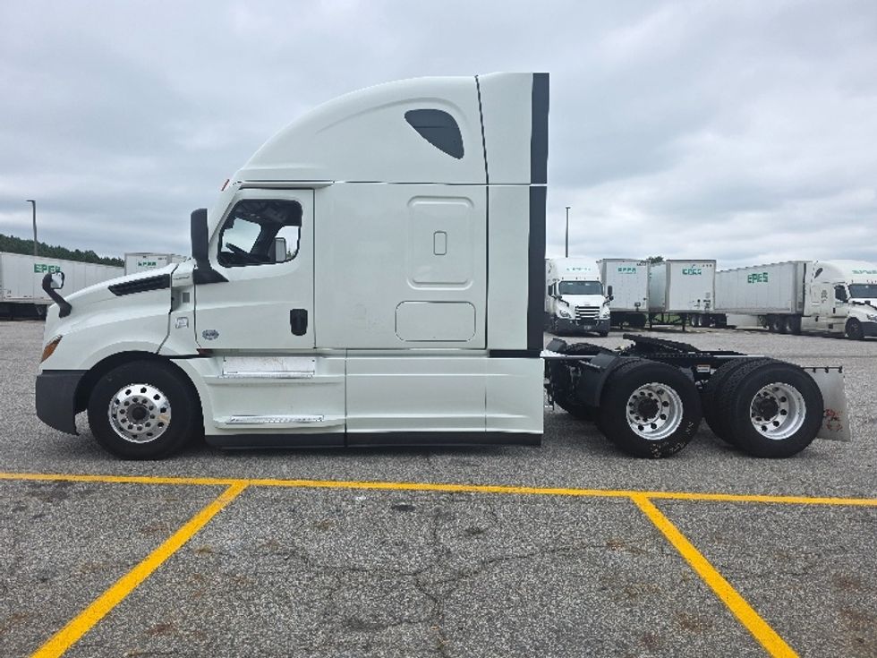 Sleeper Tractor-Heavy Duty Tractors-Freightliner-2021-T12664ST-Chester-VA-405,261\n\t\tmiles-$ 75,250 - Image 4