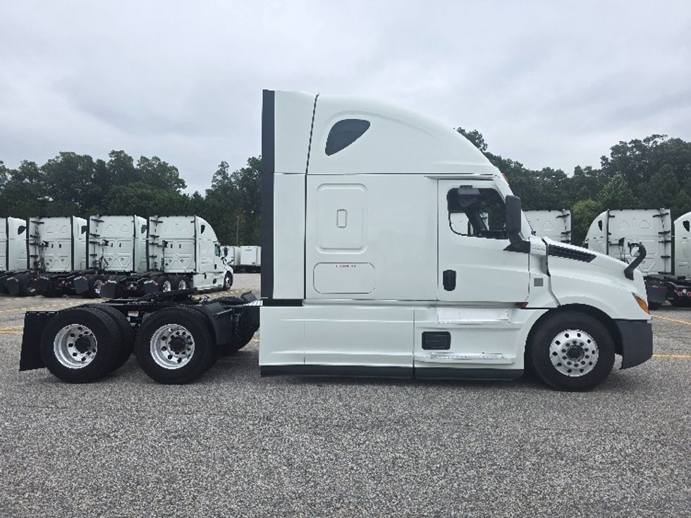Sleeper Tractor-Heavy Duty Tractors-Freightliner-2021-T12664ST-Chester-VA-405,261\n\t\tmiles-$ 75,250 - Image 8