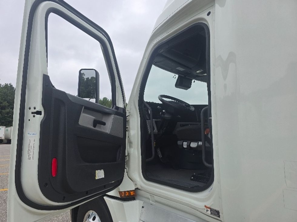 Sleeper Tractor-Heavy Duty Tractors-Freightliner-2021-T12664ST-Chester-VA-405,261\n\t\tmiles-$ 75,250 - Image 9