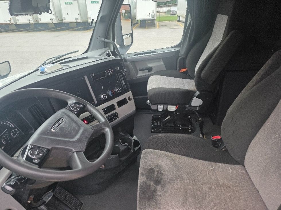 Sleeper Tractor-Heavy Duty Tractors-Freightliner-2021-T12664ST-Chester-VA-409,894\n\t\tmiles-$ 74,750 - Image 10