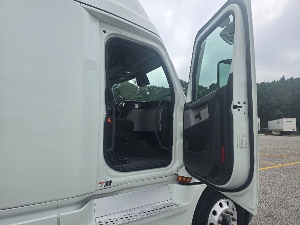 Sleeper Tractor-Heavy Duty Tractors-Freightliner-2021-T12664ST-Chester-VA-409,894\n\t\tmiles-$ 74,750 - Image 13