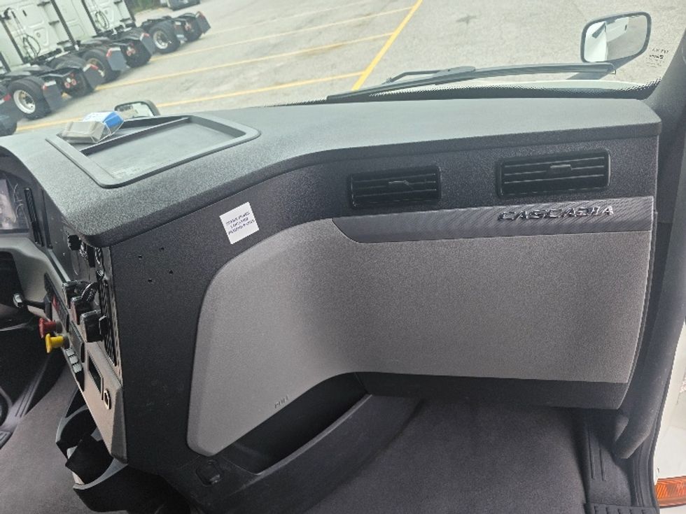 Sleeper Tractor-Heavy Duty Tractors-Freightliner-2021-T12664ST-Chester-VA-409,894\n\t\tmiles-$ 74,750 - Image 14