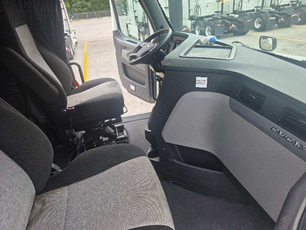 Sleeper Tractor-Heavy Duty Tractors-Freightliner-2021-T12664ST-Chester-VA-409,894\n\t\tmiles-$ 74,750 - Image 15