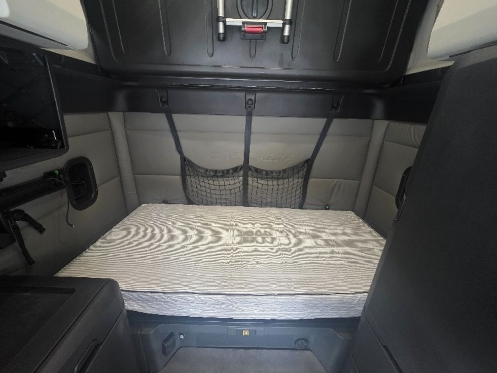 Sleeper Tractor-Heavy Duty Tractors-Freightliner-2021-T12664ST-Chester-VA-409,894\n\t\tmiles-$ 74,750 - Image 16