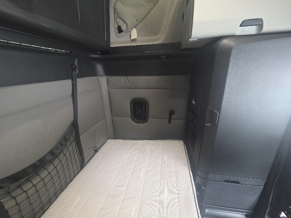 Sleeper Tractor-Heavy Duty Tractors-Freightliner-2021-T12664ST-Chester-VA-409,894\n\t\tmiles-$ 74,750 - Image 18