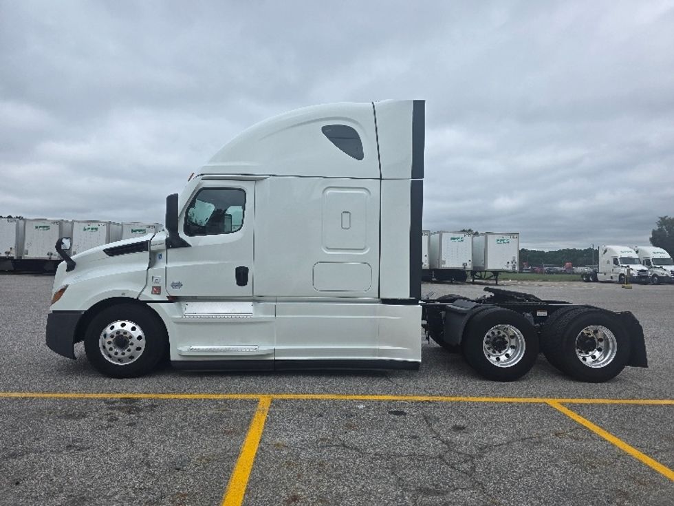Sleeper Tractor-Heavy Duty Tractors-Freightliner-2021-T12664ST-Chester-VA-409,894\n\t\tmiles-$ 74,750 - Image 4