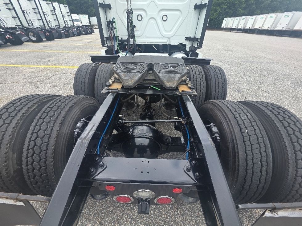 Sleeper Tractor-Heavy Duty Tractors-Freightliner-2021-T12664ST-Chester-VA-409,894\n\t\tmiles-$ 74,750 - Image 6