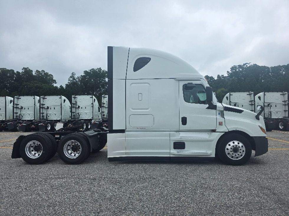 Sleeper Tractor-Heavy Duty Tractors-Freightliner-2021-T12664ST-Chester-VA-409,894\n\t\tmiles-$ 74,750 - Image 8