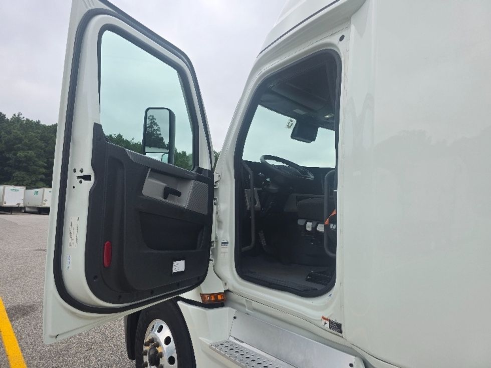 Sleeper Tractor-Heavy Duty Tractors-Freightliner-2021-T12664ST-Chester-VA-409,894\n\t\tmiles-$ 74,750 - Image 9
