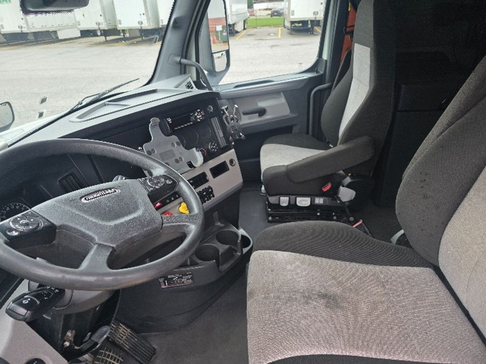 Sleeper Tractor-Heavy Duty Tractors-Freightliner-2021-T12664ST-Chester-VA-423,306\n\t\tmiles-$ 73,750 - Image 10