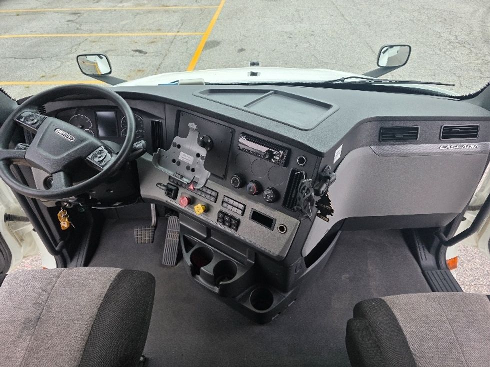 Sleeper Tractor-Heavy Duty Tractors-Freightliner-2021-T12664ST-Chester-VA-423,306\n\t\tmiles-$ 73,750 - Image 12