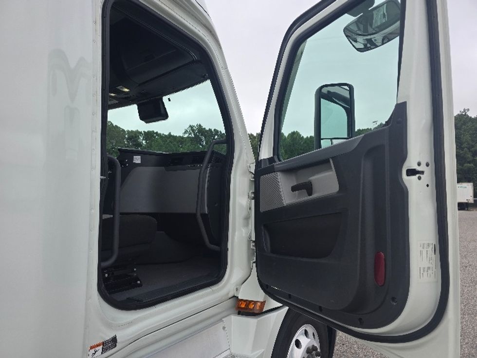 Sleeper Tractor-Heavy Duty Tractors-Freightliner-2021-T12664ST-Chester-VA-423,306\n\t\tmiles-$ 73,750 - Image 13