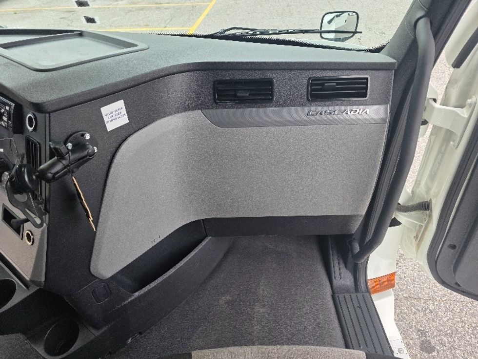 Sleeper Tractor-Heavy Duty Tractors-Freightliner-2021-T12664ST-Chester-VA-423,306\n\t\tmiles-$ 73,750 - Image 14