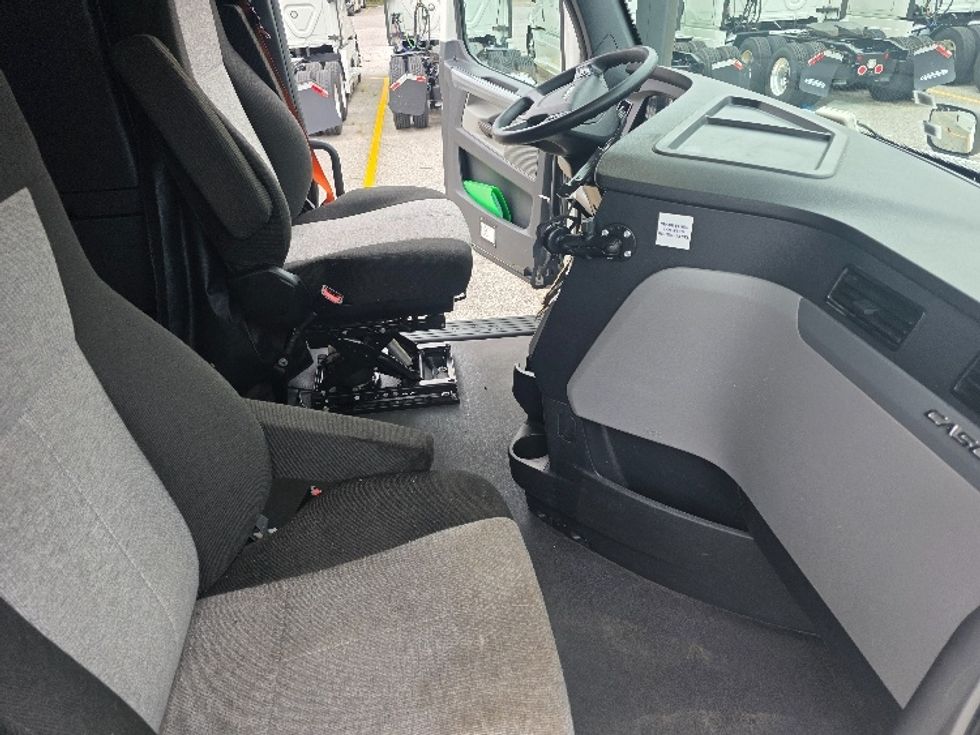 Sleeper Tractor-Heavy Duty Tractors-Freightliner-2021-T12664ST-Chester-VA-423,306\n\t\tmiles-$ 73,750 - Image 15