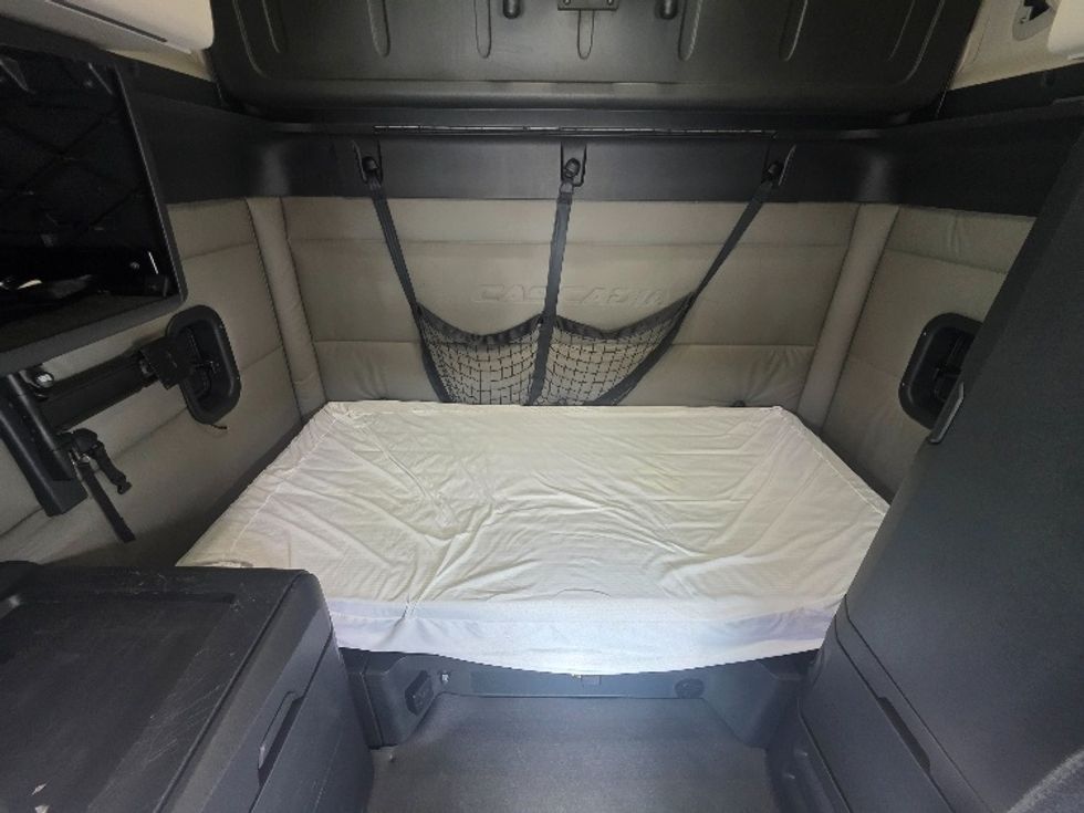 Sleeper Tractor-Heavy Duty Tractors-Freightliner-2021-T12664ST-Chester-VA-423,306\n\t\tmiles-$ 73,750 - Image 16