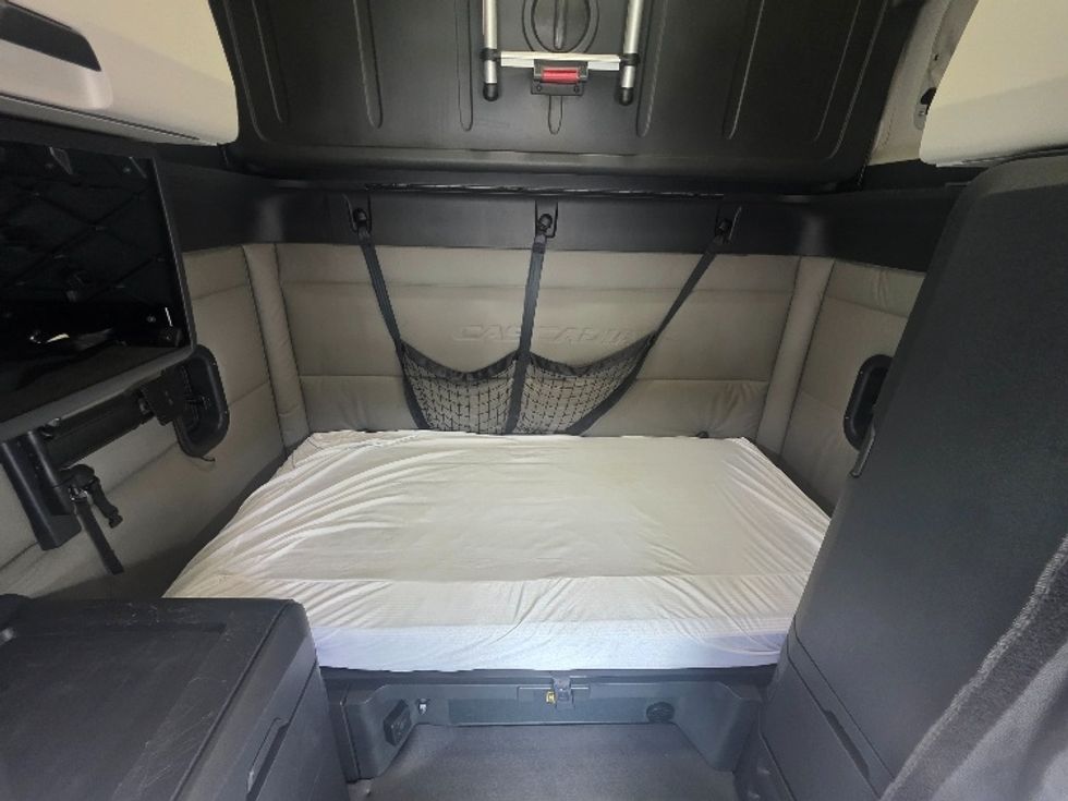 Sleeper Tractor-Heavy Duty Tractors-Freightliner-2021-T12664ST-Chester-VA-423,306\n\t\tmiles-$ 73,750 - Image 17