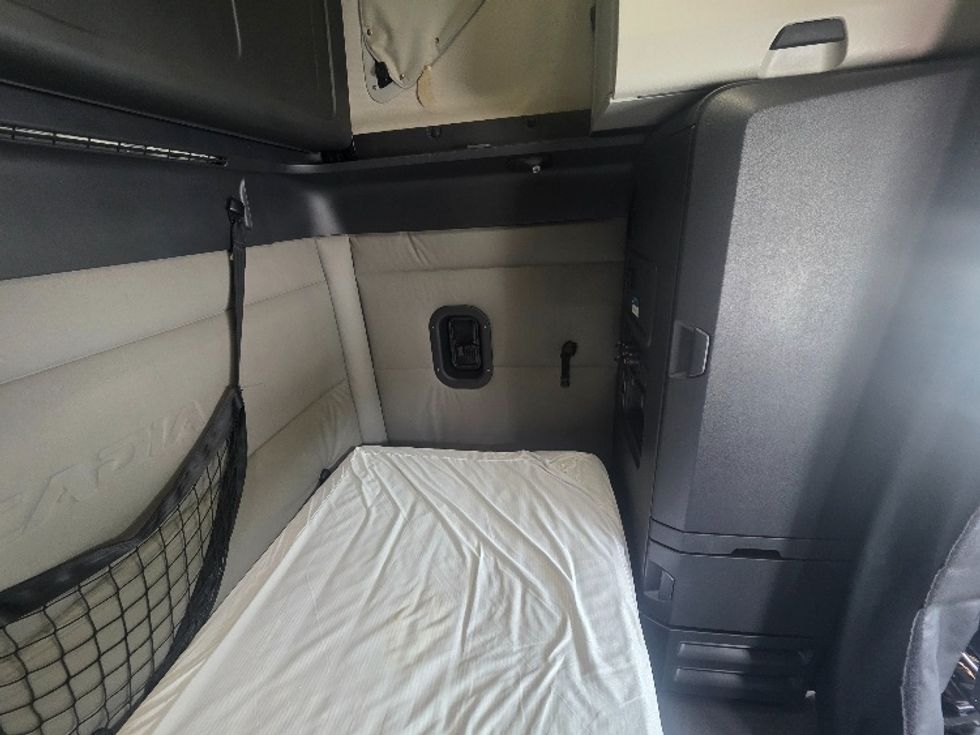 Sleeper Tractor-Heavy Duty Tractors-Freightliner-2021-T12664ST-Chester-VA-423,306\n\t\tmiles-$ 73,750 - Image 18