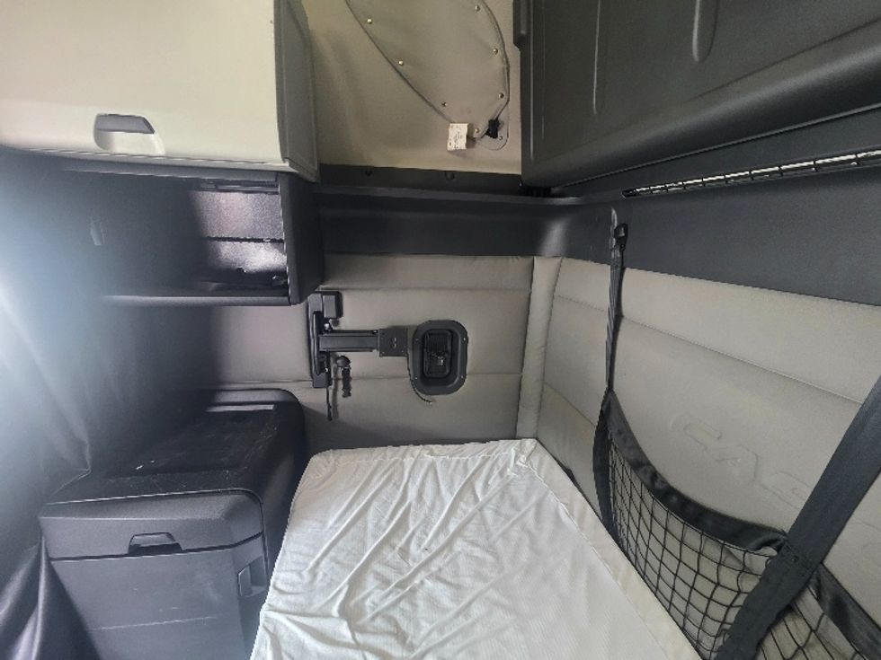 Sleeper Tractor-Heavy Duty Tractors-Freightliner-2021-T12664ST-Chester-VA-423,306\n\t\tmiles-$ 73,750 - Image 19