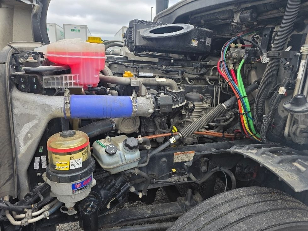 Sleeper Tractor-Heavy Duty Tractors-Freightliner-2021-T12664ST-Chester-VA-423,306\n\t\tmiles-$ 73,750 - Image 21