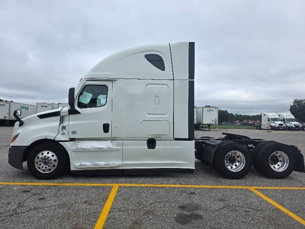 Sleeper Tractor-Heavy Duty Tractors-Freightliner-2021-T12664ST-Chester-VA-423,306\n\t\tmiles-$ 73,750 - Image 4