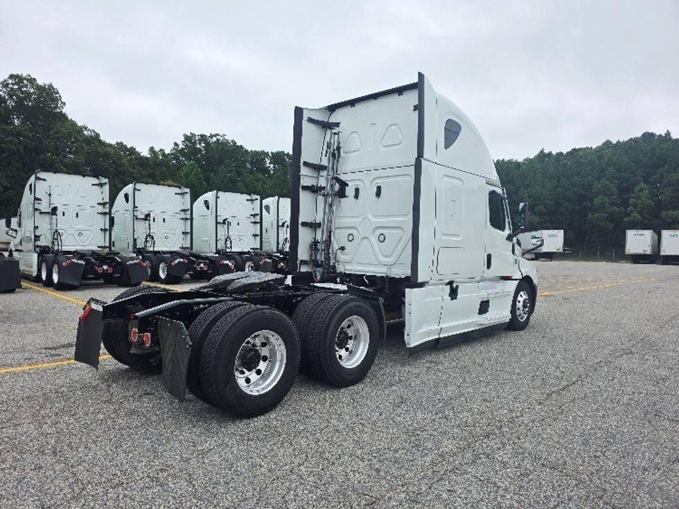 Sleeper Tractor-Heavy Duty Tractors-Freightliner-2021-T12664ST-Chester-VA-423,306\n\t\tmiles-$ 73,750 - Image 7
