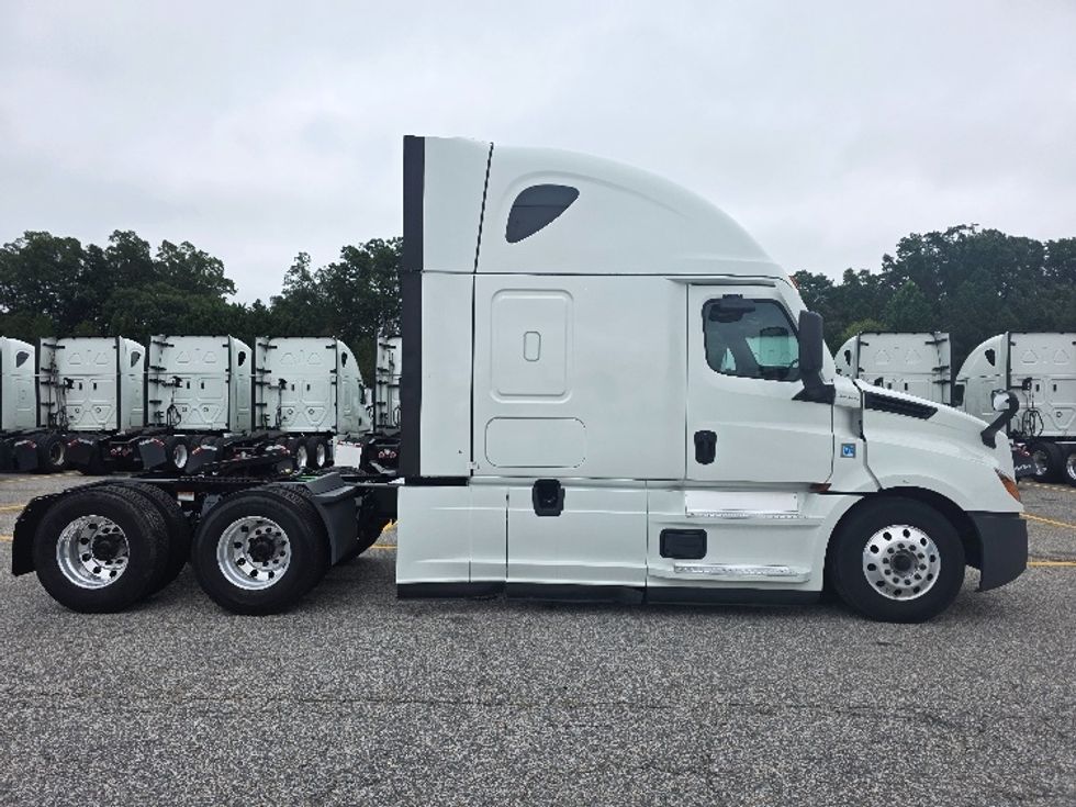 Sleeper Tractor-Heavy Duty Tractors-Freightliner-2021-T12664ST-Chester-VA-423,306\n\t\tmiles-$ 73,750 - Image 8