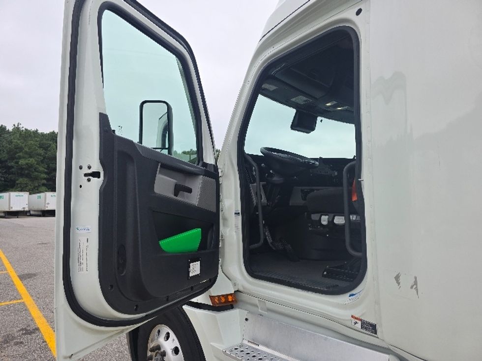 Sleeper Tractor-Heavy Duty Tractors-Freightliner-2021-T12664ST-Chester-VA-423,306\n\t\tmiles-$ 73,750 - Image 9